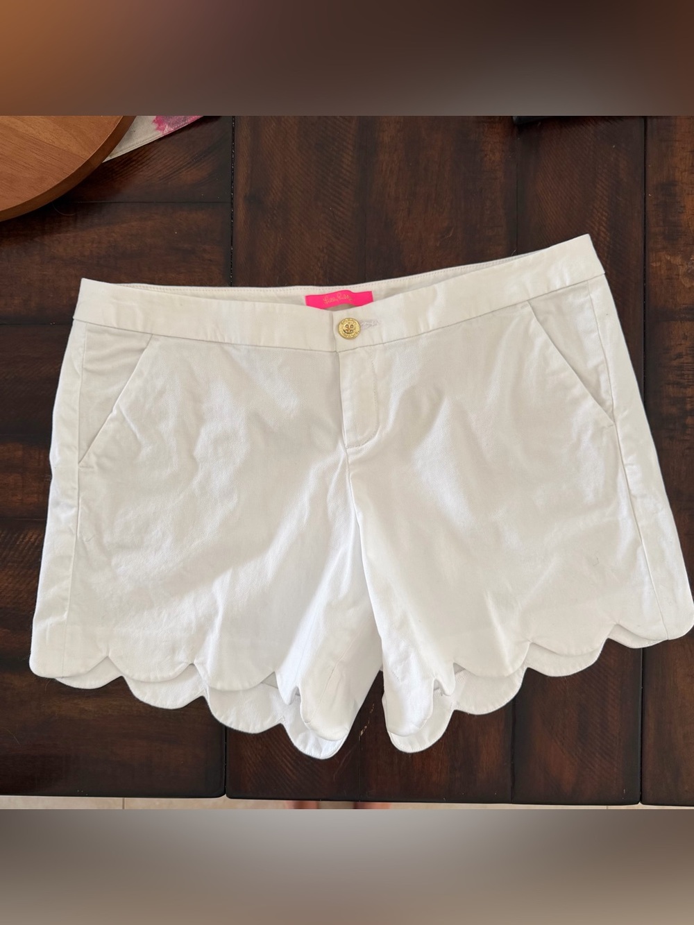 Lilly Pulitzer White Scallop-Hem Shorts. EEUC